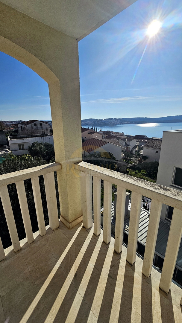 Appartamento trilocale a Okrug Gornji/Čiovo con ampia terrazza, garage e vista mare